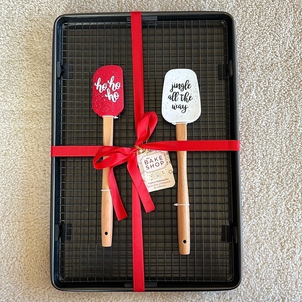 Brand New The Bake Shop 4-Piece Baking Set Christmas Cookie Sheet Pan Spatula